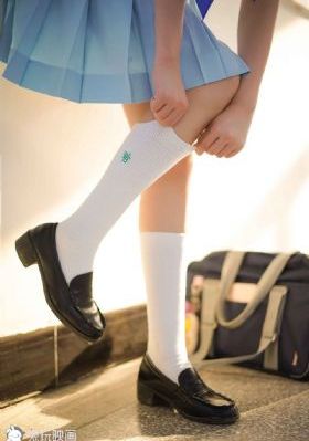 男人边吃奶摸下边视频_720手机在线看